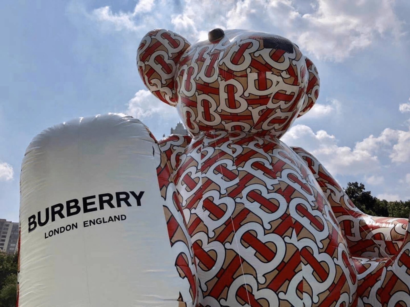Inflatable advertising structure being set up with air blower system